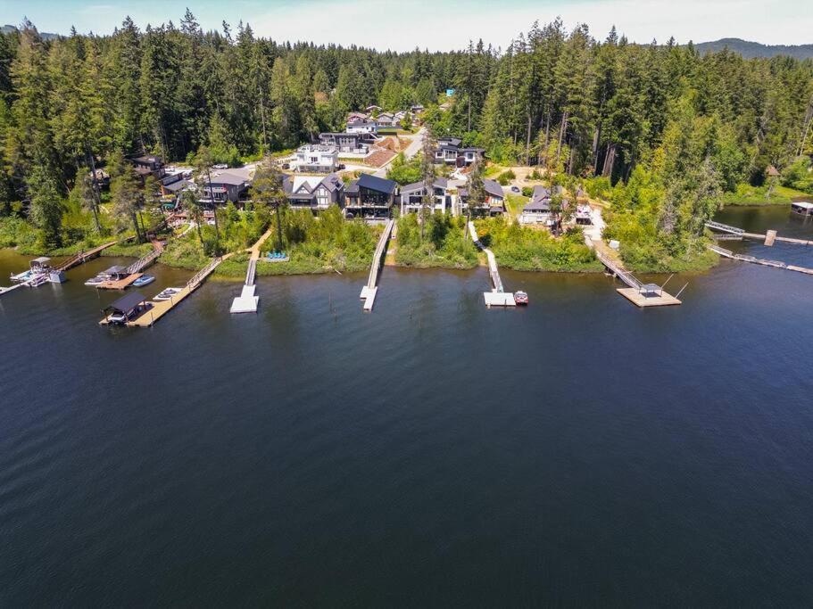 Kelly'S Sunset Lake Retreat Shawnigan Lake Bagian luar foto